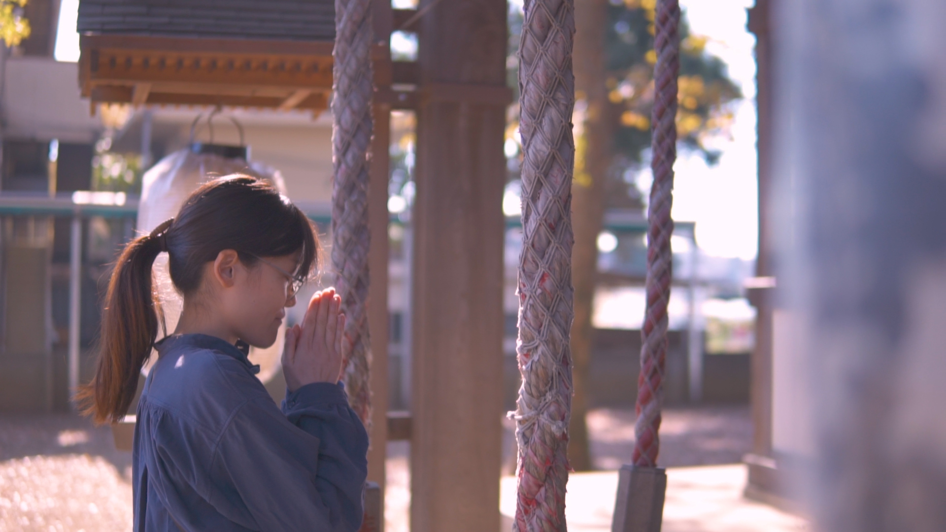 お祈りする女性